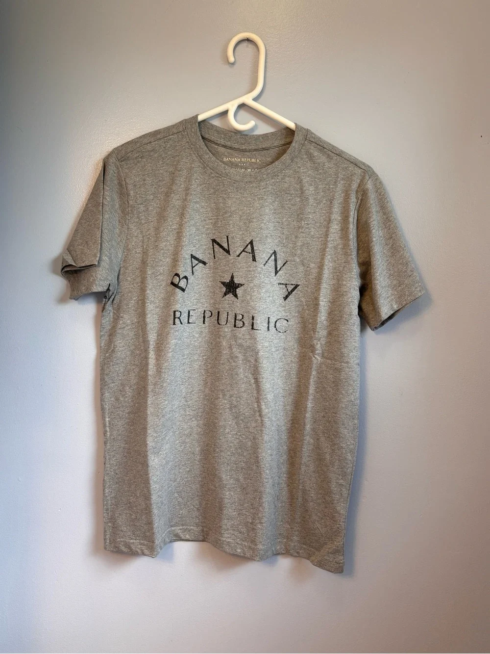 Banana Republic Gray Graphic Logo Crew Neck Tee. NWOT. Sz S.